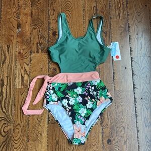 Cupshe floral one-piece bathing suit. Size M. NWT!